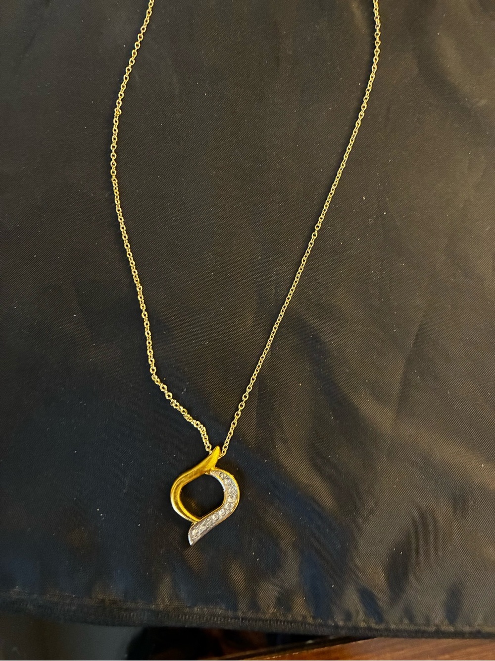 Vintage gold tone necklace with rhinestones
